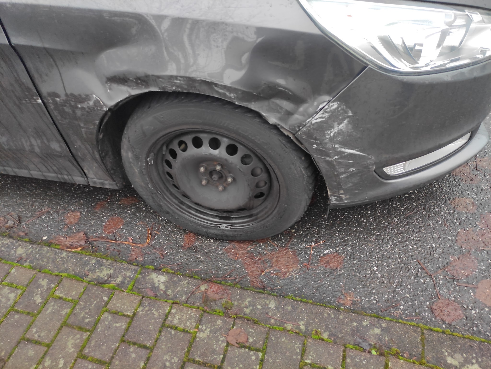 Unfallinstandsetzung: Reparatur eines beschädigten Kotflügels bei Auto mobil Kontaxis
